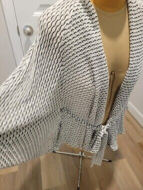 Freeway Sz S(S-XL) White & Black Pattern w/Fabric Belt Shrug Elsatic Band Sleeve